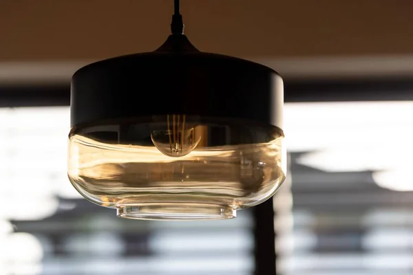 Yarı Boyanmış Cam Bir Lambanın Yakın Plan Çekimi — Stok fotoğraf