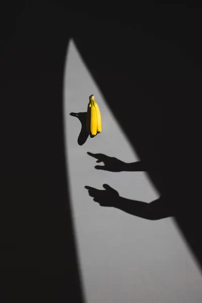 Вертикальний Знімок Декоративного Фото Тінями Рук Людини Бананів — стокове фото
