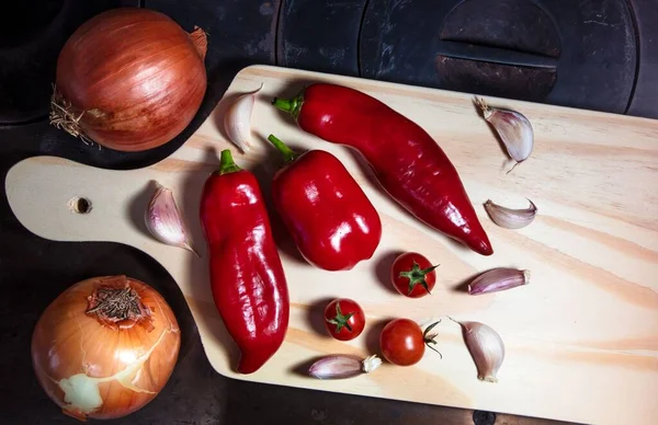 Wooden Board Red Pepper Garlic Cloves Cherry Tomatoes — Stock Photo, Image