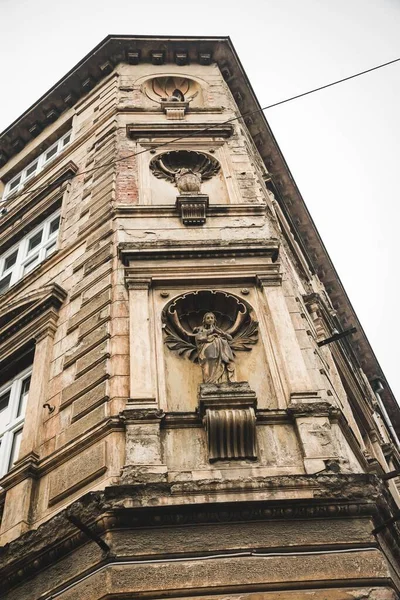 Eine Flache Aufnahme Der Eckseite Des Ornamentalen Gebäudes Mit Weiblichen — Stockfoto