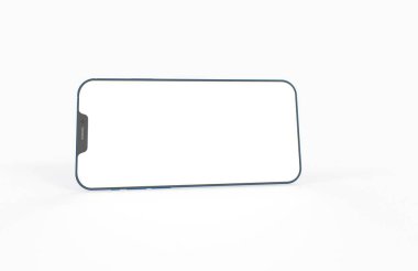 Kopyalama alanı olan beyaz arkaplandaki bir akıllı telefonun 3B görüntüleyicisi