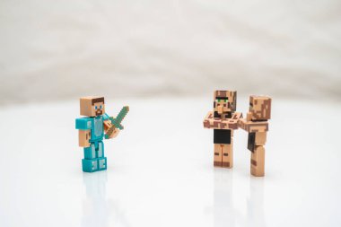 Beyaz arka planda Minecraft aksiyon figürlerinin yakın plan çekimi