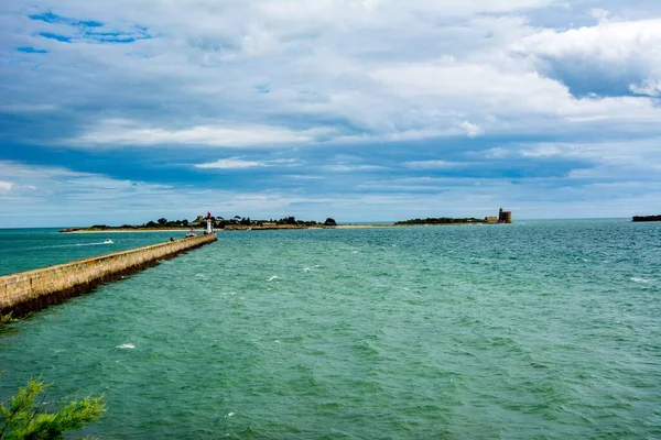 Schöne Aufnahme Eines Grün Blauen Meeres Mit Steg Einem Bewölkten — Stockfoto