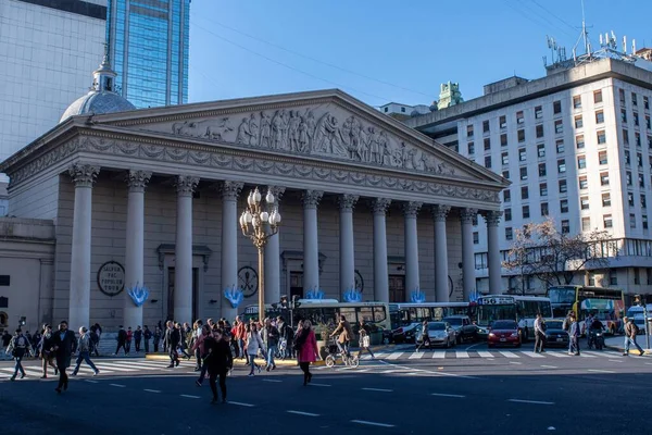 Eine Gebäudefassade Der Metropolitankathedrale Umgeben Von Menschen Buenos Aires — Stockfoto