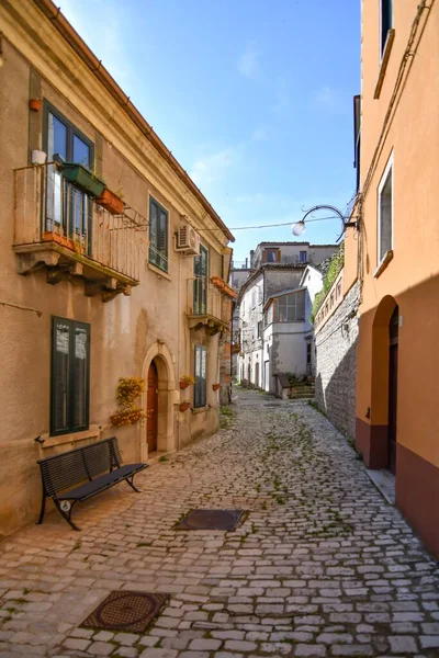 意大利莫尔科内老房子之间一条狭窄街道的垂直截图 — 图库照片