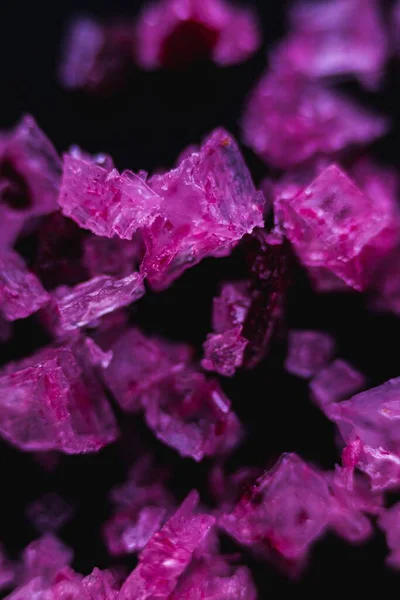 Siyah Arkaplanda Pembe Kristal Parçalarının Yakın Çekimi — Stok fotoğraf