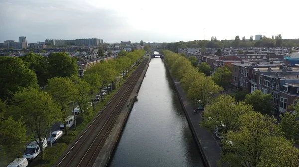 荷兰海牙住宅区和运河的航拍图 — 图库照片