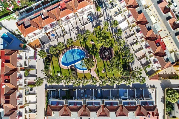 酒店平房的航拍照片 里面有整洁的庭院 棕榈树和游泳池 — 图库照片