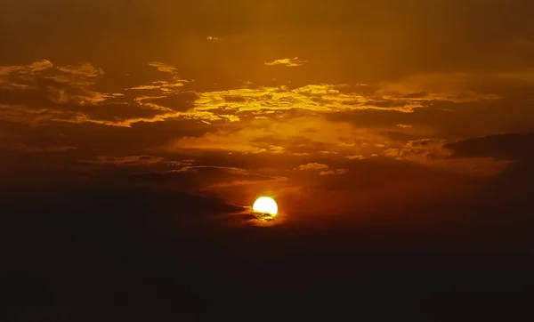 夕方の曇り空に沈む夕日の絶景 — ストック写真