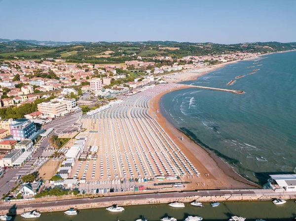Denizi, plajları ve şemsiyeleriyle fano manzarası