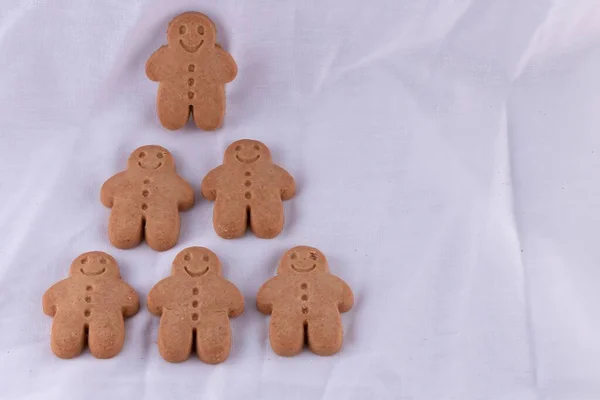 Closeup Happy Gingerbread Men Triangle Formation Isolated White — Stock Photo, Image