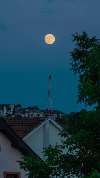 Disparo Vertical Una Luna Llena Sobre Las Casas Cielo Despejado — Foto de Stock