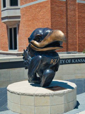 Lawrence, Kansas 10 Temmuz 2022 - Ascher Plaza 'daki Doğal Tarih Müzesi yakınlarındaki bronz Jayhawk' ın şimdiki versiyonu