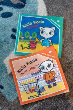 Polonyalı yazar Anita Glowinska 'nın iki Kicia Kocia çocuk kitabı.