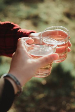 İki el sodayla tezahürat yapıyor.