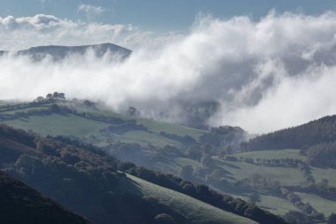 Corndon Hill, Galler ve Shropshire Vadisi 'nin sabah erken saatlerde yükselen sisli hava manzarası..