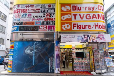 Akihabara, Japonya- 7 Ağustos 2020: Akihabara 'da bir mağaza gün boyunca açık..