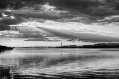 Bulutlu bulutlu sakin bir deniz