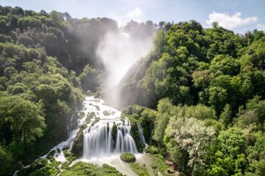 Terni, Umbria, İtalya 'da Marmore Falls' un insan yapımı şelalesinin manzarası.