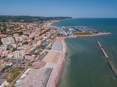 Denizi, plajları ve şemsiyeleriyle fano manzarası