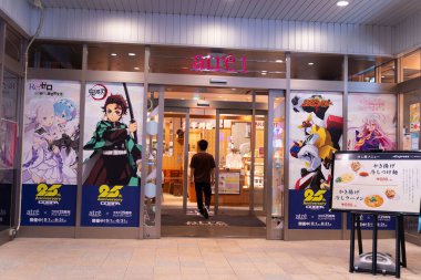 Akihabara, Japonya- 2 Ağustos 2020: Anime posterleri Akihabara 'daki bir alışveriş merkezinin girişini süslüyor.