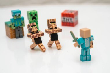 Beyaz arka planda Minecraft aksiyon figürlerinin yakın plan çekimi