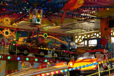 Lunaparktaki kraker festivalindeki renkli atlıkarıncaları.