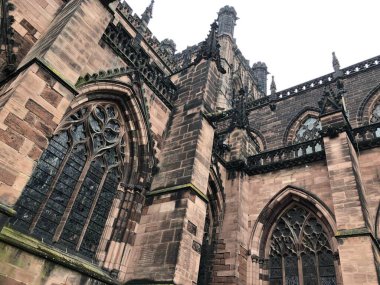 Chester, İngiltere, İngiltere 'deki antik bir katedralin alçak açılı görüntüsü.