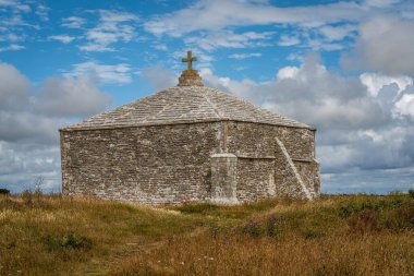 Swanage 'deki St. Aldhelm Şapeli, Dorset' in kayalıklarında.