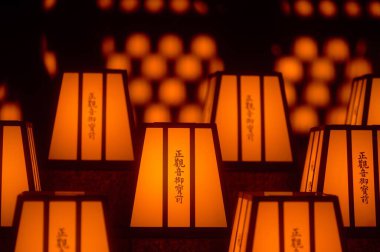 Siyah arka planda turuncu Çin fenerlerinin yakın çekimi.