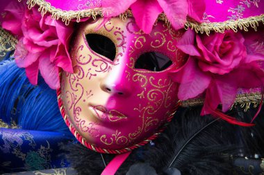 Pembe bir karnaval maskesinin yakın çekimi.