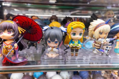 Akihabara, Japonya - 26 Ağustos 2020: Anime figürleri Akihabara 'daki bir mağazada sergileniyor.