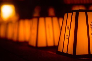 Sıra sıra dizilmiş ve ışık saçan güzel Japon fenerlerinin manzarası