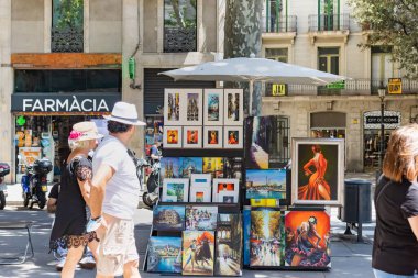 Barselona, İspanya - 28 Mayıs 2022: Rambla de Barcelona 'daki Flamenko sanat eserlerinin sokak tezgahı (İspanya)).