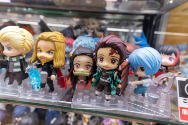 Akihabara, Japonya - 26 Ağustos 2020: Anime figürleri Akihabara 'daki bir mağazada sergileniyor.