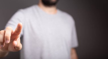 Bir erkeğin el hareketi yaparken sığ bir odak noktası.