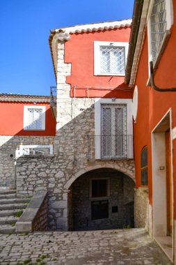 Morcone, İtalya 'daki eski evlerin dikey çekimi