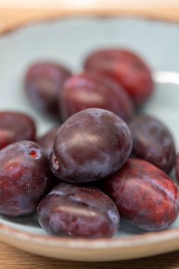 Tabakta taze olgun eriklerin dikey görüntüsü.