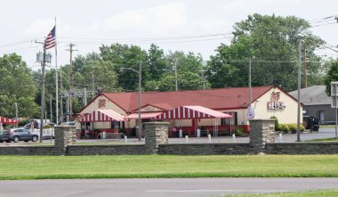 Heid of Liverpool (New York) sosisli ve koni üzerine uzmanlaşmış bir ikonik yemek dükkanıdır. Stratejik olarak köyün güney ucunda yer alıyor..