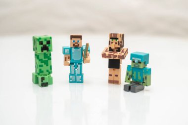Beyaz arka planda Minecraft aksiyon figürlerinin yakın plan çekimi