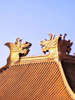 Ejderhalı bir Çin çatısının dikey çekimi.