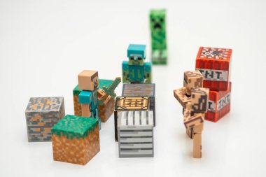 Beyaz arka planda Minecraft aksiyon figürlerinin yakın plan çekimi