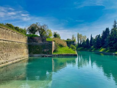 Mavi gökyüzüne karşı durgun mavi göletin güzel manzarası