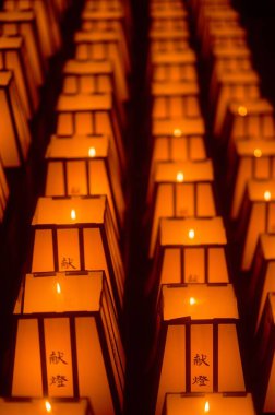 Portakal rengi Çin fenerlerinin dikey yakın plan görüntüsü.