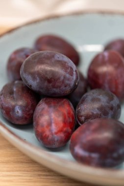 Tabakta taze olgun eriklerin dikey görüntüsü.