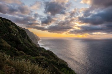 Denizin üzerindeki altın gün batımının büyüleyici görüntüsü