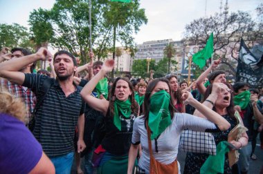 Kürtaj yanlısı göstericilerin Buenos Aires, Arjantin 'de düzenlenen kürtaj yanlısı yasa mitinginde protestosu