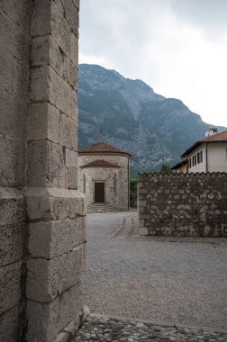 Friuli Venezia Giulia, Udine 'deki Venzone köyünün manzarası