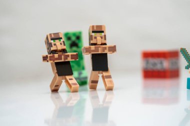 Beyaz arka planda Minecraft aksiyon figürlerinin yakın plan çekimi