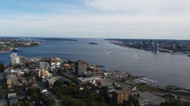 Dartmouth, Halifax Limanı, Nova Scotia, Kanada 'nın mavi gökyüzü altındaki hava manzarası